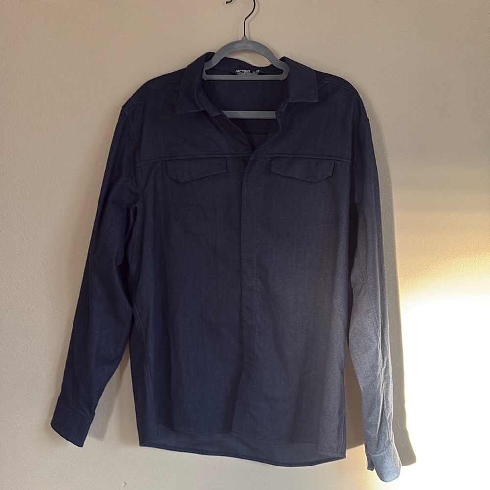 Arc’teryx Men’s Large navy blue button down - never worn!